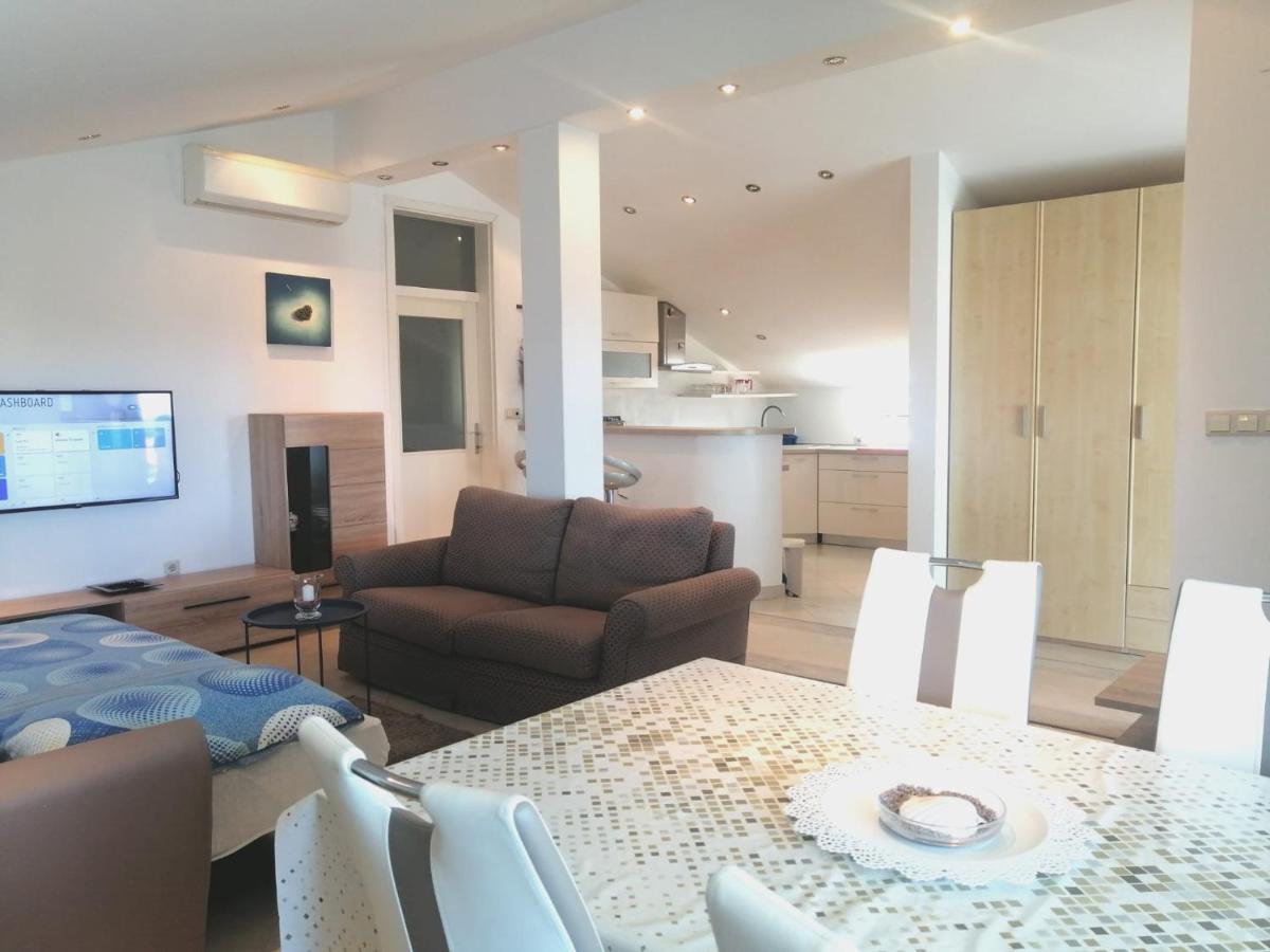 Lovely Sea View House in Malinska Island Krk Exteriör bild